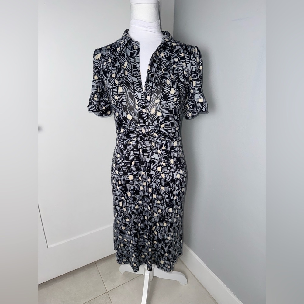 Diane von Furstenberg Silk Collared Printed Dress/Size 6 - Picture 2 of 9